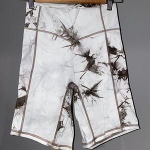 Balance Athletica Rider Short - Sea Salt Size Small